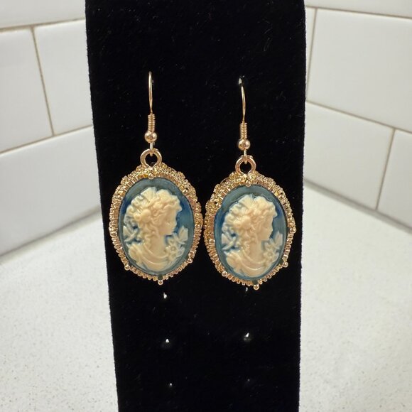 Large Cameo Dangle Earrings NWOT - Picture 2 of 5